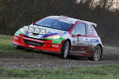 Efter problemer med differentialet på bilen, fik den lokale kører, Brian Madsen, kørt sig tilbage i toppen af feltet, og sluttede på en 2. plads generelt i sin indlejede Peugeot 207 S2000.
(Foto: www.bjohansson.dk)